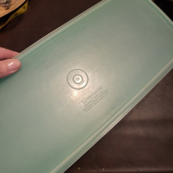 Tupperware celery keeper - Picture 2 of 10